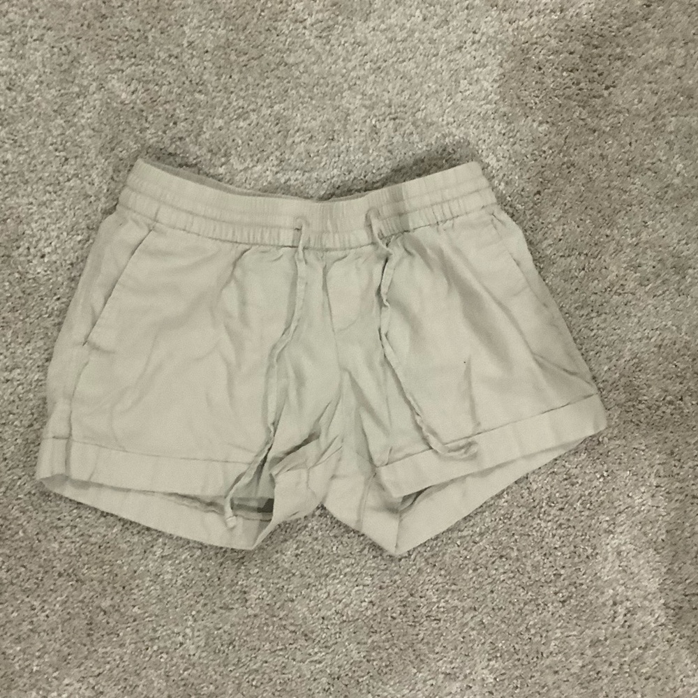 cream colored drawstring shorts